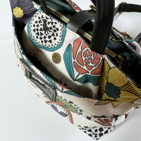 Cat's foot fabric shoulder bag, white &lt;Donation ticket ¥900 included&gt; aj006