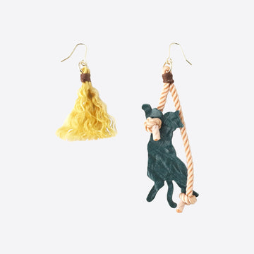 Cat earrings playing with strings, beige &lt;Donation ticket ¥220 included&gt; ca019
